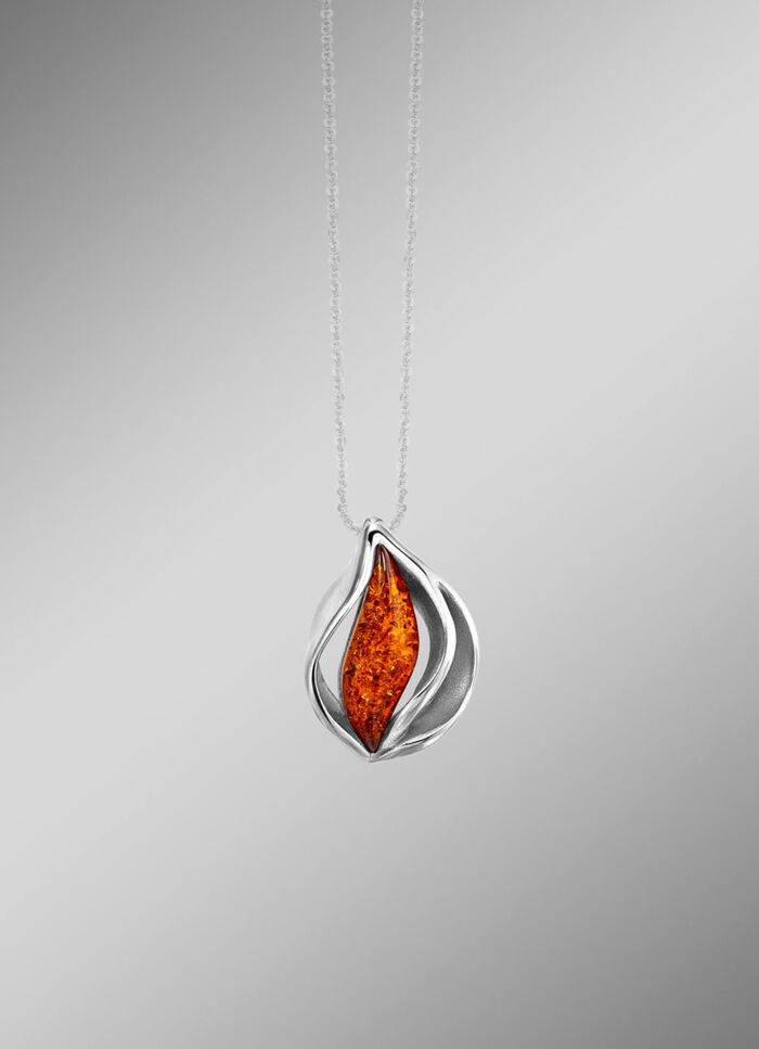 Tijdloos mooie hanger met echte barnsteen 