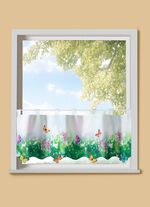 Korte poort met een kleurrijke vlinderweide 