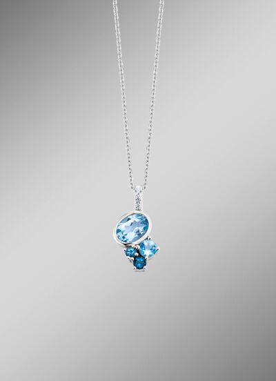 Hanger met blauwe topaas (behandeld) en synthetisch zirkonia. 