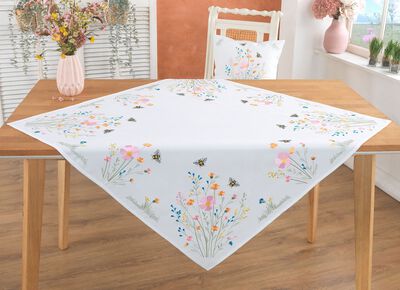 Geborduurde tafel- en kamerdecoratie met een wildbloemenmotief 