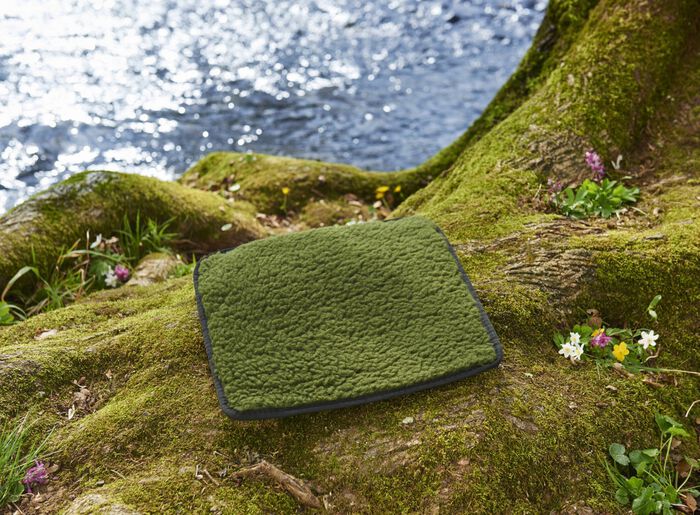 Oprolbaar scheerwollen zitkussen 