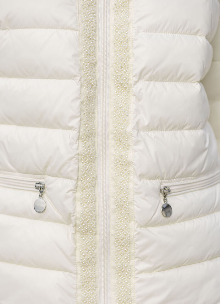 Jasje met decoratieve parelversiering 