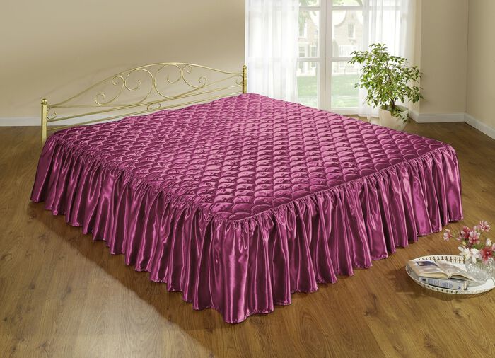 Elegante, glanzende sprei en kussenslopen met quilting in schelplook WIJNROOD