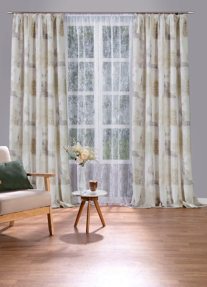 Prachtig gordijn gemaakt van decoratieve stof 