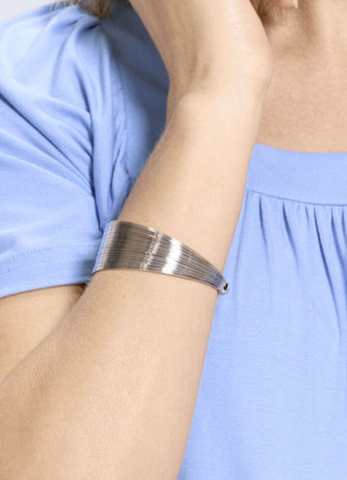 Armband gemaakt van fijne draden 