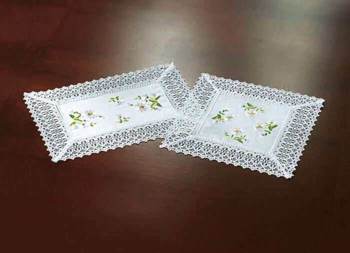 Kamerdecoratie met madeliefjesborduurwerk en delicaat gehaakt kant 