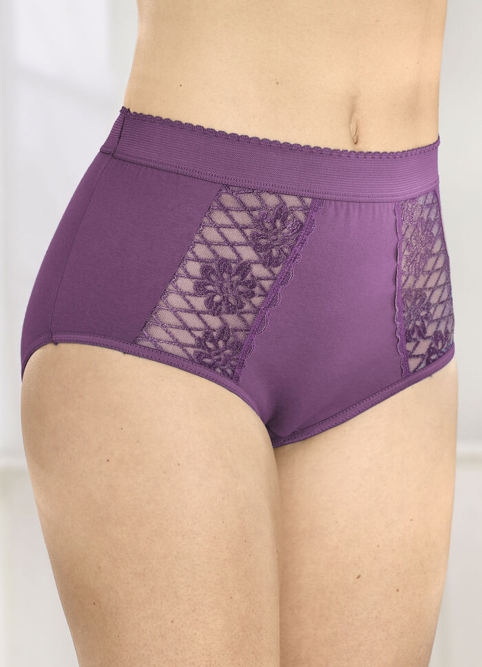 Set van drie gevormde slips met kanten inzetstukken 