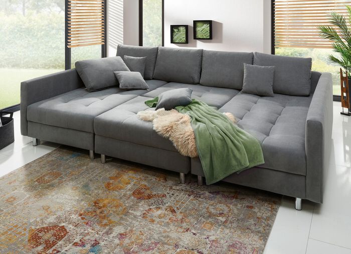 Gestoffeerd meubilair met kruk en kussens 