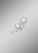 Bloemdesign pin met zoetwaterkweekparels 