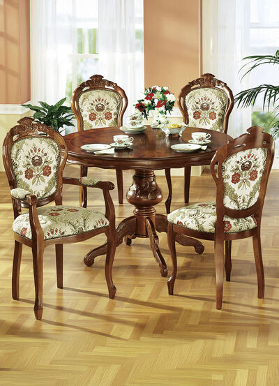 Eetkamerstoelen of fauteuils van notenhout 