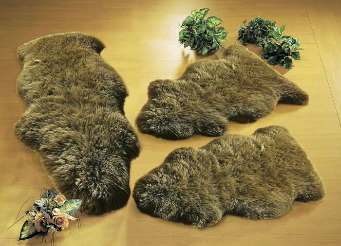 Bedrand van echt lamsleer in de vorm van een dier BRUIN