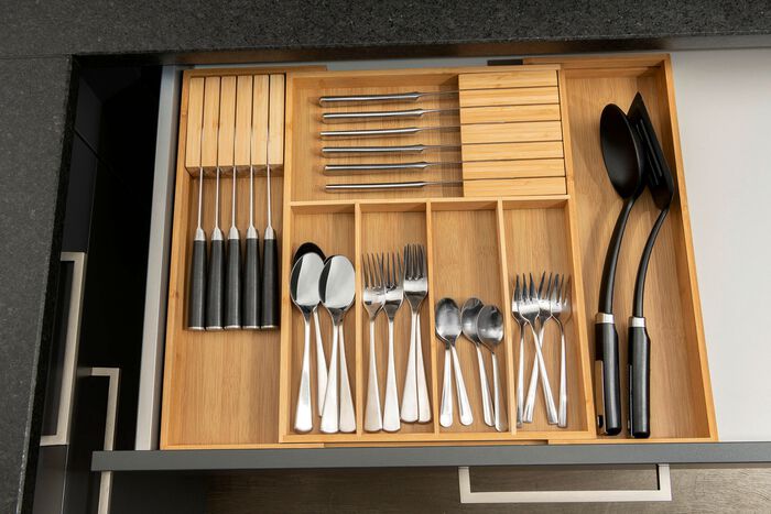 Uitschuifbare bestekbak van bamboe 