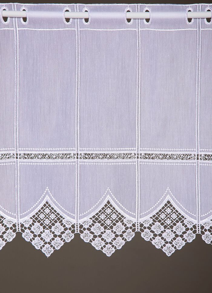 Korte jaloezie&euml;n met elegante macram&eacute;kant en staafdoorvoer 