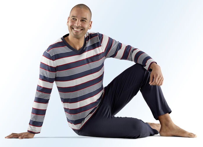 Set van twee pyjama's met V-hals, borstzak en garengeverfd gestreept dessin 