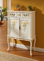 Deels massieve meubelserie met artistieke houten decoraties 