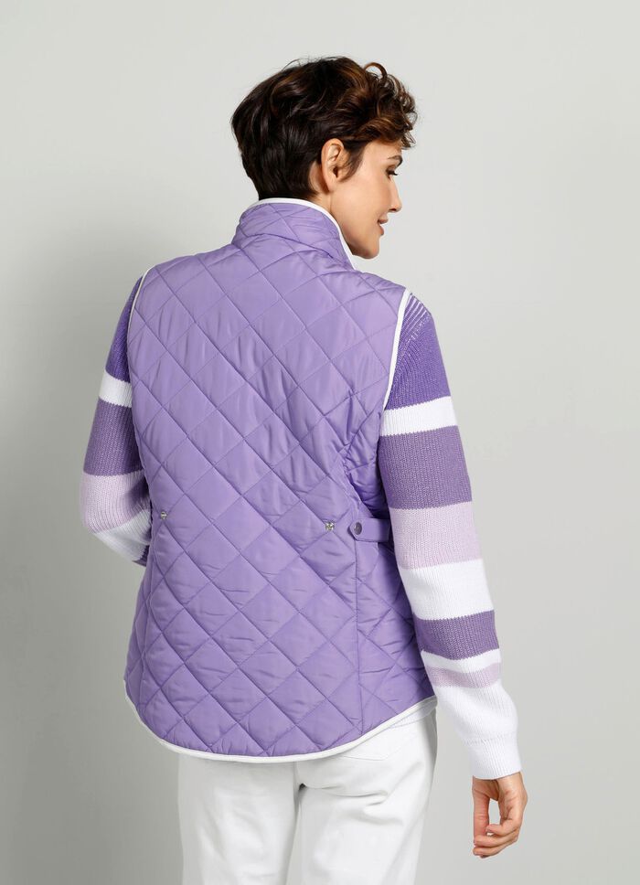 Gewatteerd vest met contrasterende biezen 