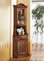 Hoekvitrine met elegante, goudkleurige metalen handgrepen NOTENBOOM