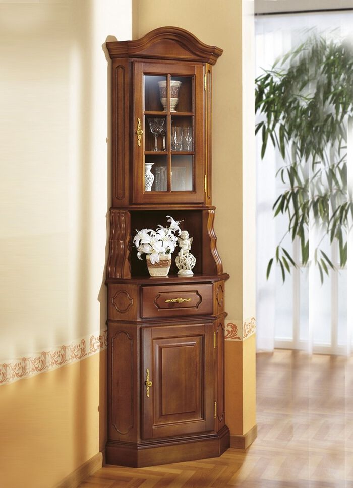 Hoekvitrine met elegante, goudkleurige metalen handgrepen NOTENBOOM