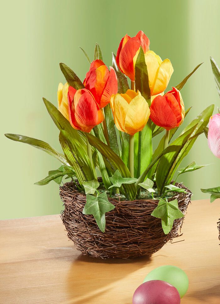 Tulpen in een rieten mand 