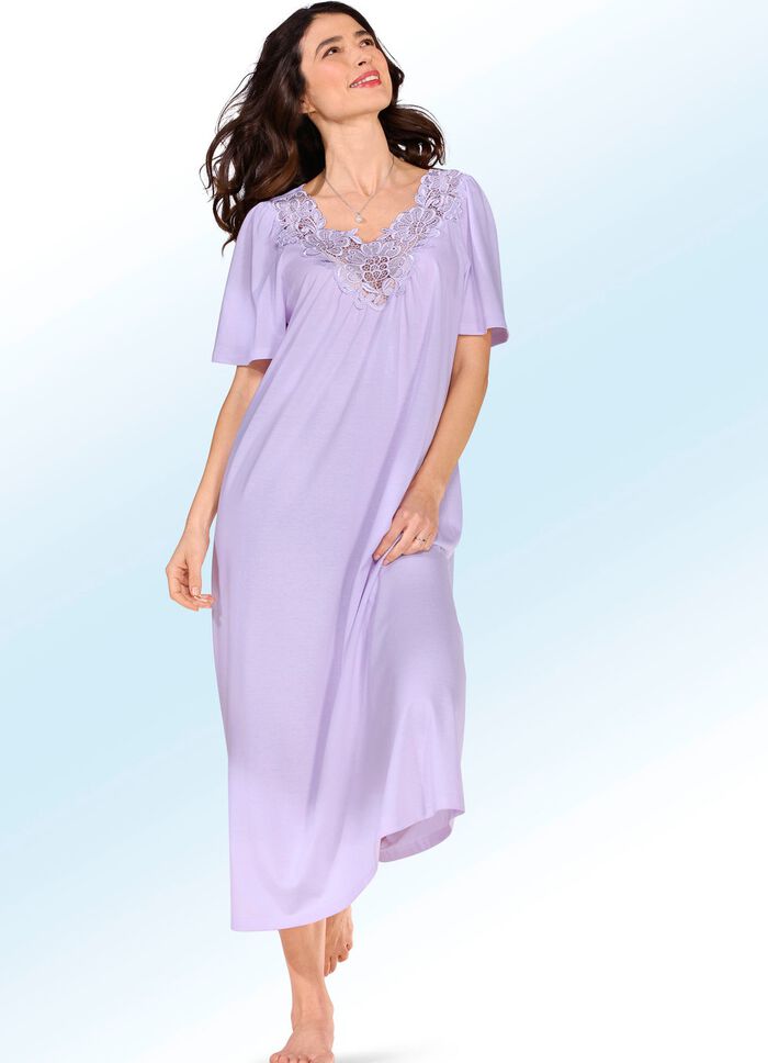 Nachtjapon van "Pfau" met hoogwaardig geborduurd kant 