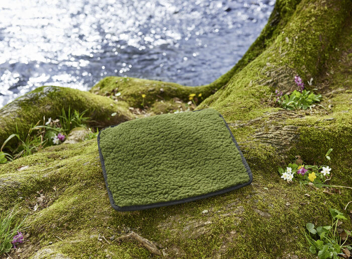 Oprolbaar scheerwollen zitkussen 