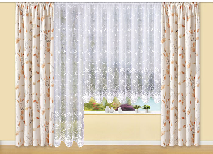 Filigrane lange jaloezieën met gebogen uiteinden 