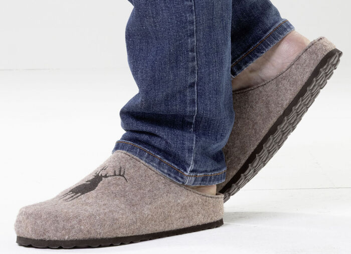 GINO GALANTE, trendy herenpantoffels, breedte H, met hertenborduursel ZAND