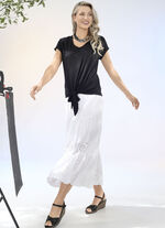 Gelaagde rok met prachtig borduursel met oogjes WIT