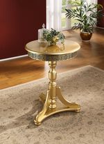 Bijzettafel met omringende decoratie 