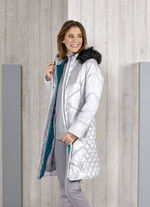 Korte jas met smaragdgroene decoratieve quilting 