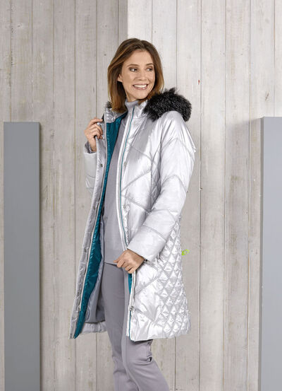 Korte jas met smaragdgroene decoratieve quilting 