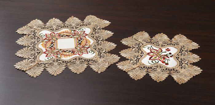 Rijkelijk vervaardigde accessoires met rijke blad- en rankversieringen ECRU