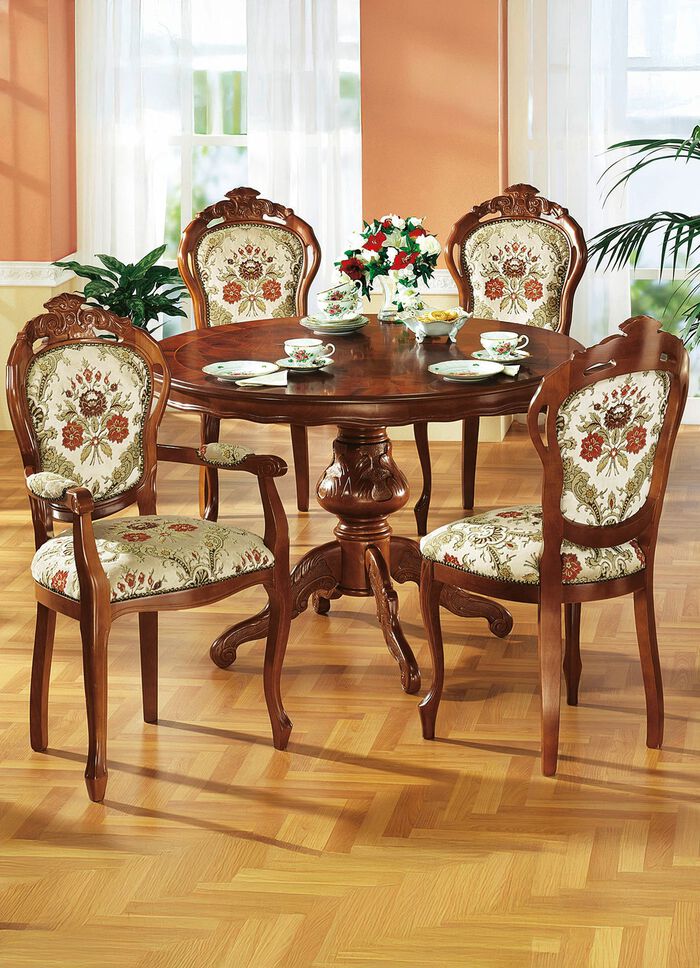 Eetkamerstoelen of fauteuils van notenhout 