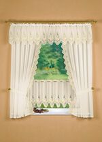 Raamdecoratie met uitgebreid Plauen-borduurwerk CR&Egrave;ME