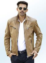 Korte leren jas met sierstiksel 