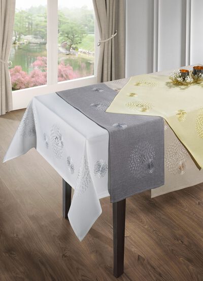 Tafel- en kamerdecoratie met uitgebreid borduurwerk 