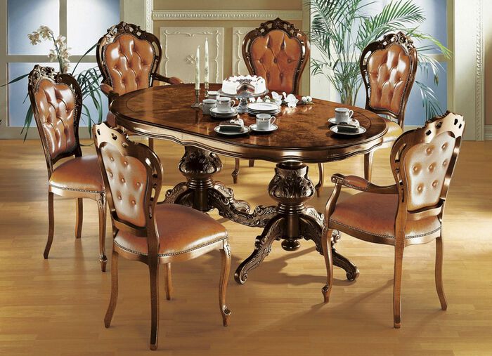 Eetkamerstoelen en fauteuils met leren bekleding 