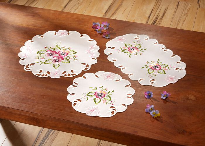 Tafel- en ruimtedecoratie met borduursels van viooltjes 