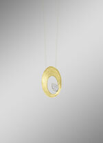 Elegante blikvanger: hanger met 11 diamanten 