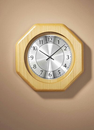 Wandklok met radiogestuurd uurwerk 