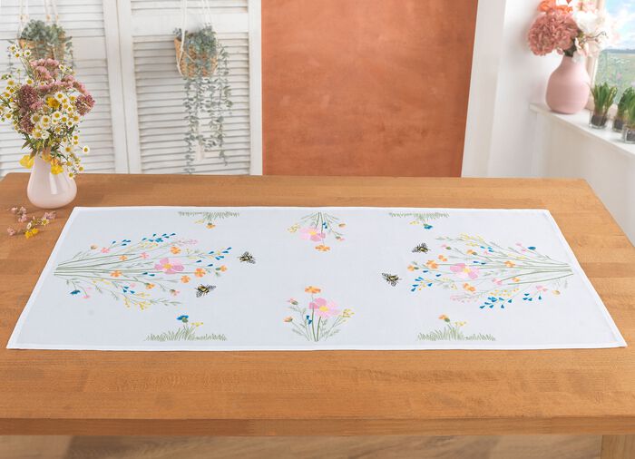 Geborduurde tafel- en kamerdecoratie met een wildbloemenmotief MULTICOLOR