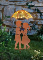 Twee kinderen onder een parasol op zonne-energie 