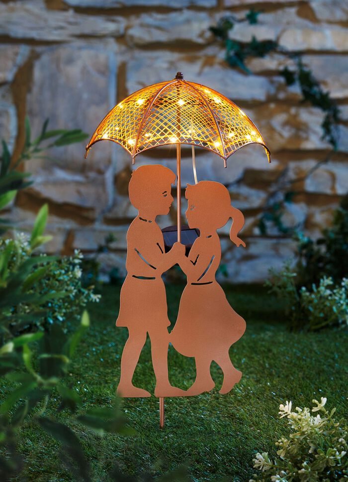 Twee kinderen onder een parasol op zonne-energie 