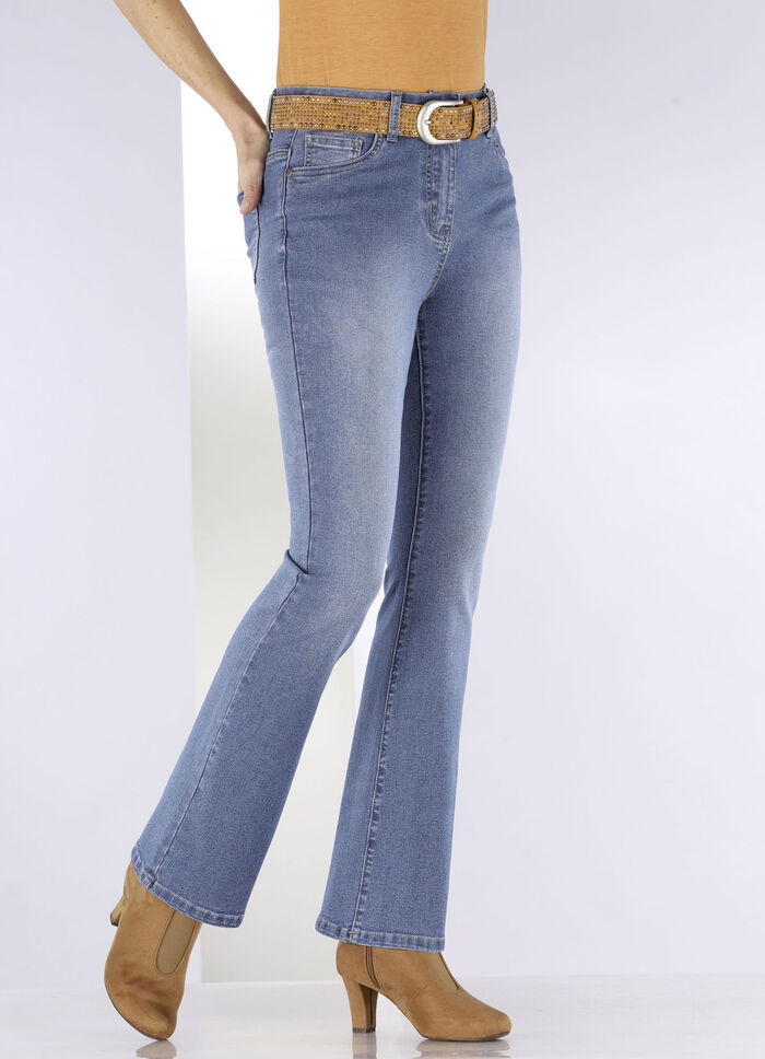 Jeans met licht uitlopende pijpen LICHTBLAUW