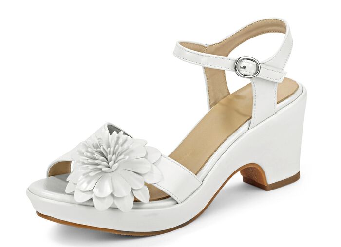 Sandalen gemaakt van synthetisch materiaal 