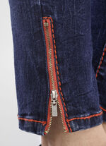 Jeans met terrakleurige contrasterende stiksels JEANS BLAUW