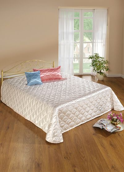 Elegante, glanzende sprei en kussenslopen met quilting in schelplook 