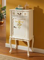 Deels massieve meubelserie met artistieke houten decoraties 