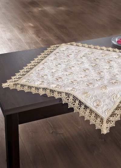 Tafel- en kamerdecoratie met macram&eacute; kanten rand 