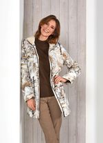 Korte jas met teddy binnenkant in de vaste capuchon 